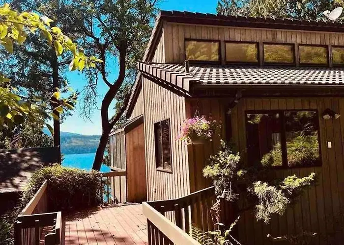 Waterfront Retreat With Fireplace, Hot Tub & Sauna