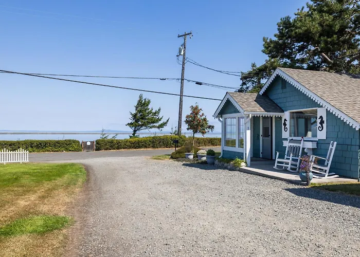 Juan De Fuca Waterfront Hotel & Cottages